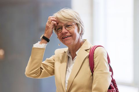 Schulministerin Dorothee Feller (CDU) kann keine Verbesserung bei der Unterrichtsausfallquote präsentieren, verspricht aber, dra