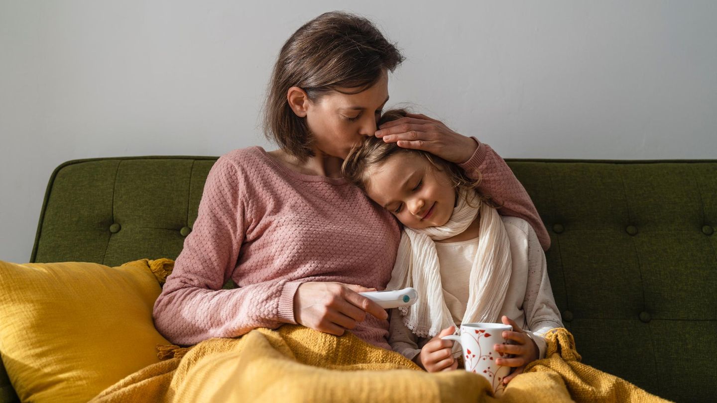 Kinderkrankheiten: Krankes Kind und Mutter auf dem Sofa