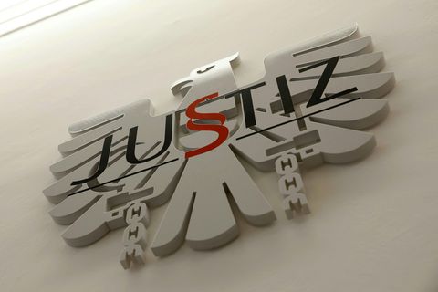 Die Angeklagten wurden aus Mangel an Beweisen freigesprochen. Foto: Erwin Scheriau/APA/dpa