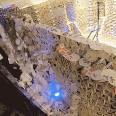 "Kartenhaus" aus 80.000 Bierdeckeln stürzt ein – nach 120 Stunden Arbeit