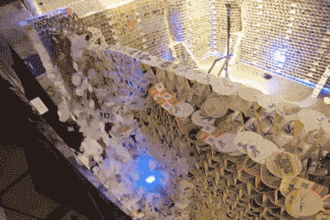 "Kartenhaus" aus 80.000 Bierdeckeln stürzt ein – nach 120 Stunden Arbeit