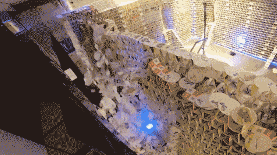 "Kartenhaus" aus 80.000 Bierdeckeln stürzt ein – nach 120 Stunden Arbeit