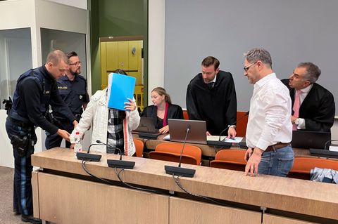 Der Angeklagte im setzt sich im IS-Prozess auf seinen Platz im Gerichtssaal  in München