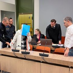 Der Angeklagte im setzt sich im IS-Prozess auf seinen Platz im Gerichtssaal  in München