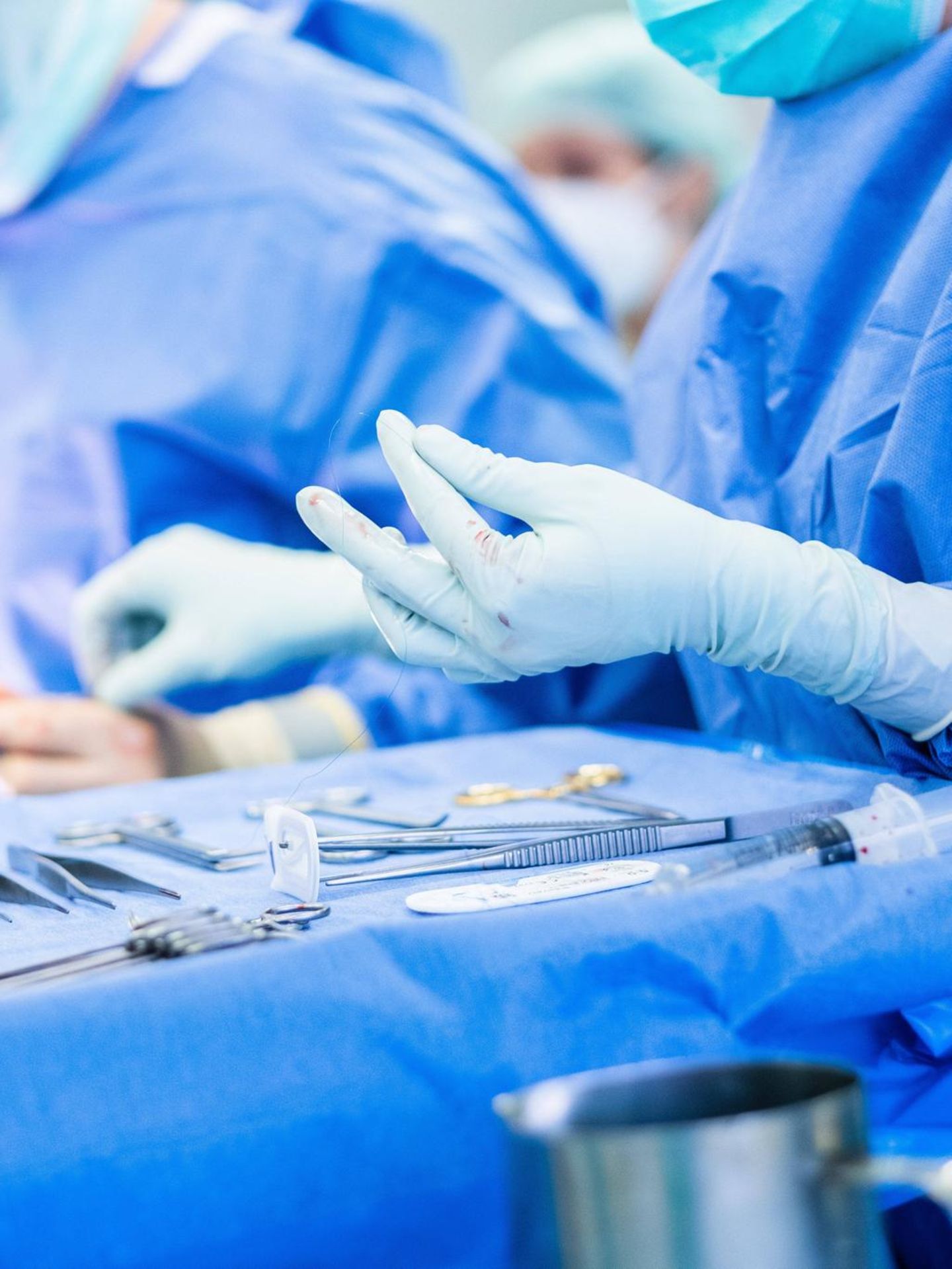 Tisch mit Operations Besteck während einer OP in einem Krankenhau