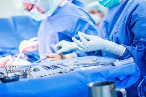 Tisch mit Operations Besteck während einer OP in einem Krankenhau