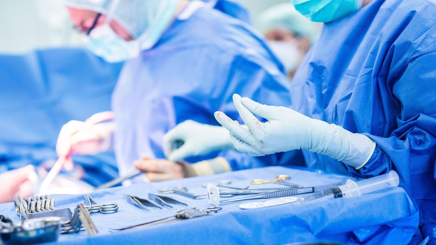 Tisch mit Operations Besteck während einer OP in einem Krankenhau