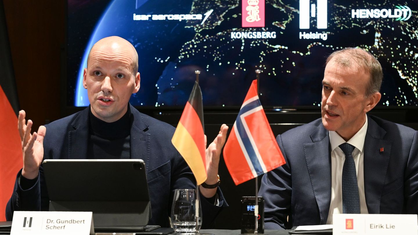Haben ehrgeizige Pläne im All: Die Chefs von Helsing und Kongsberg. Foto: Jens Kalaene/dpa
