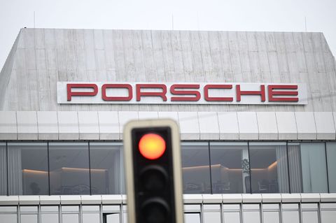 Bei Porsche sieht der Betriebsrat Tausend Stellen in Gefahr. (Archivbild) Foto: Bernd Weißbrod/dpa