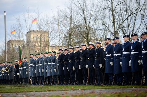Gelöbnis zum 70. Jahrestag der Bundeswehr vor dem Kanzleramt - Kosten: 550 000 Euro. Foto: Bernd von Jutrczenka/dpa