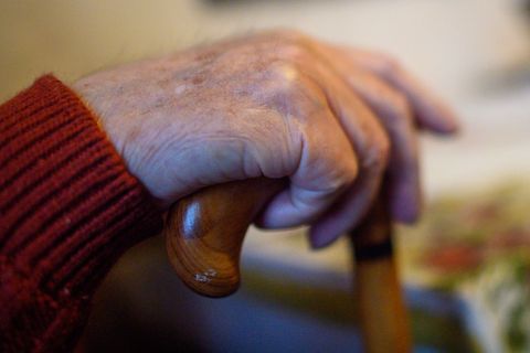 Das bayerische Landespflegegeld wird halbiert. (Symbolbild) Foto: Klaus-Dietmar Gabbert/dpa