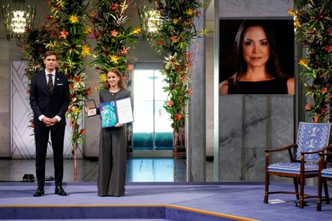 Machados Tocher Ana Corina Sosa mit der Nobel-Medaille