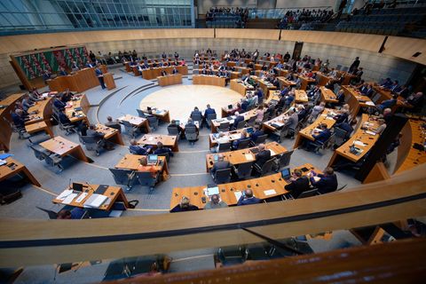 Im Plenum des Landtags soll ein Gesetz eingebracht werden, um ein anderes Gesetz rückgängig zu machen (Archivbild) Foto: Henning