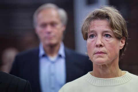 Christina Block steht vor dem Landgericht Hamburg