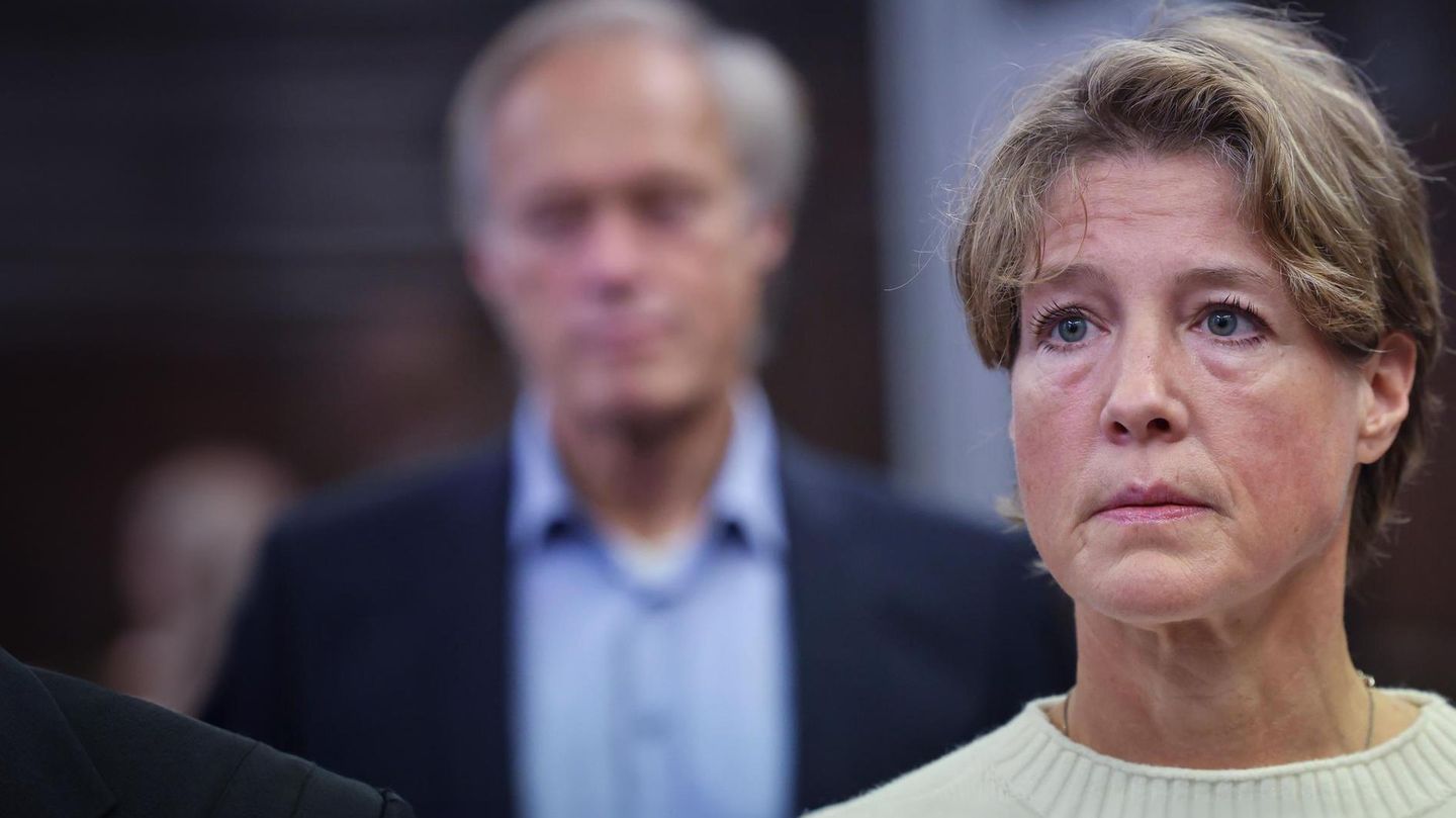 Christina Block steht vor dem Landgericht Hamburg