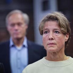 Christina Block steht vor dem Landgericht Hamburg