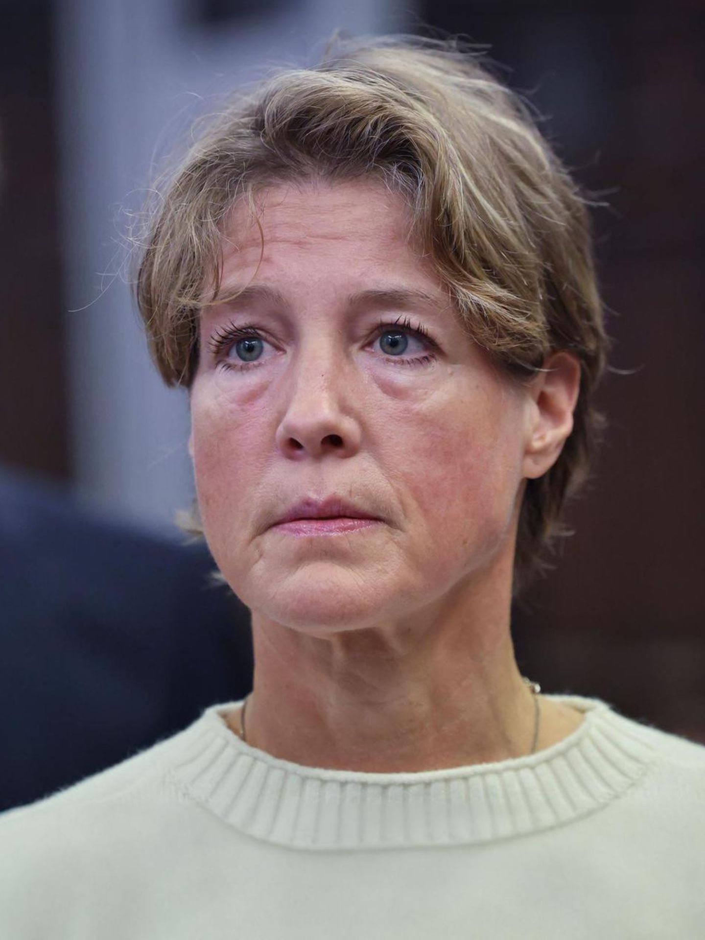 Christina Block steht vor dem Landgericht Hamburg