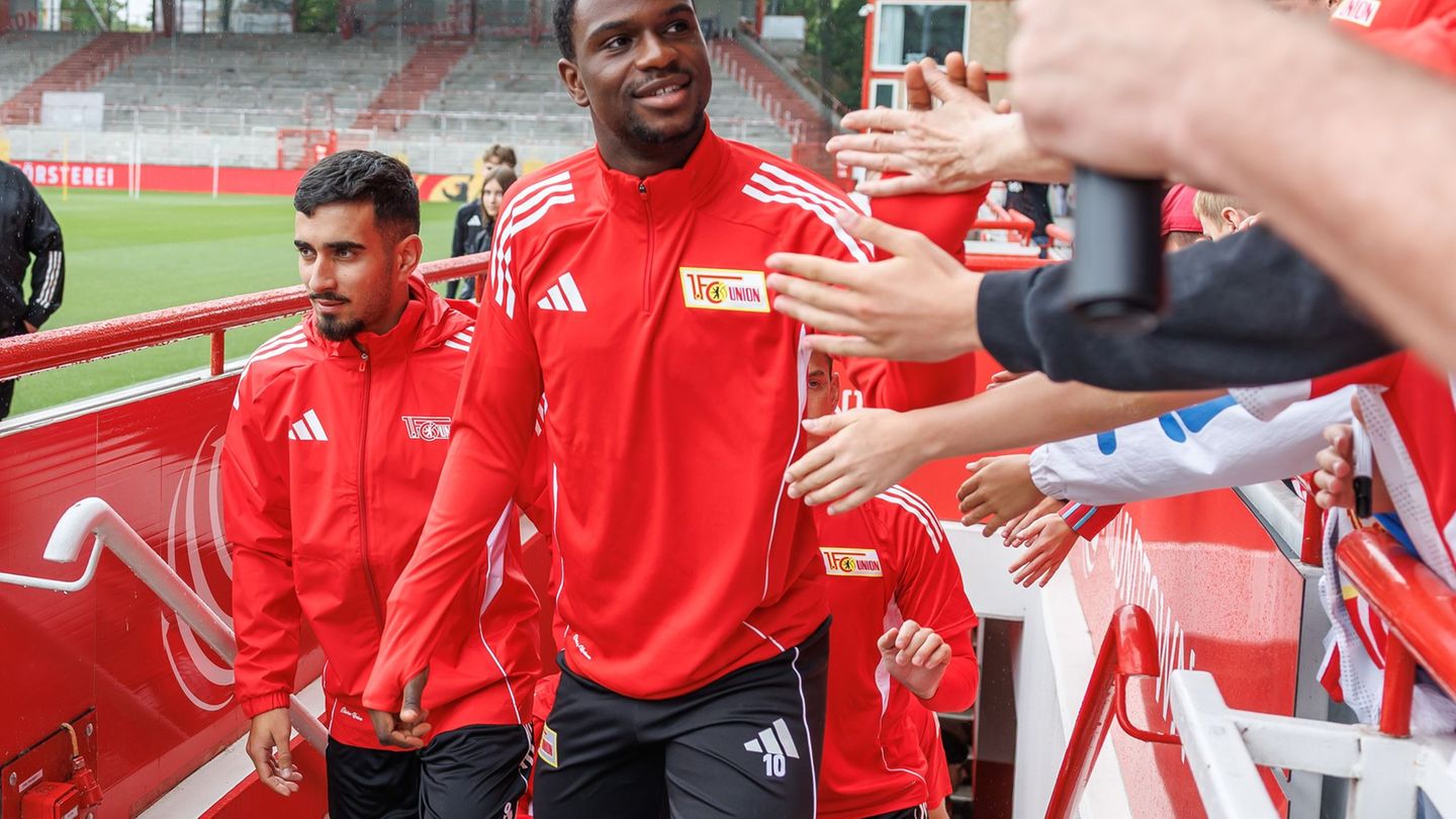 Burcu (l.) gibt bei Union musikalisch den Ton an. (Archivbild) Foto: Andreas Gora/dpa