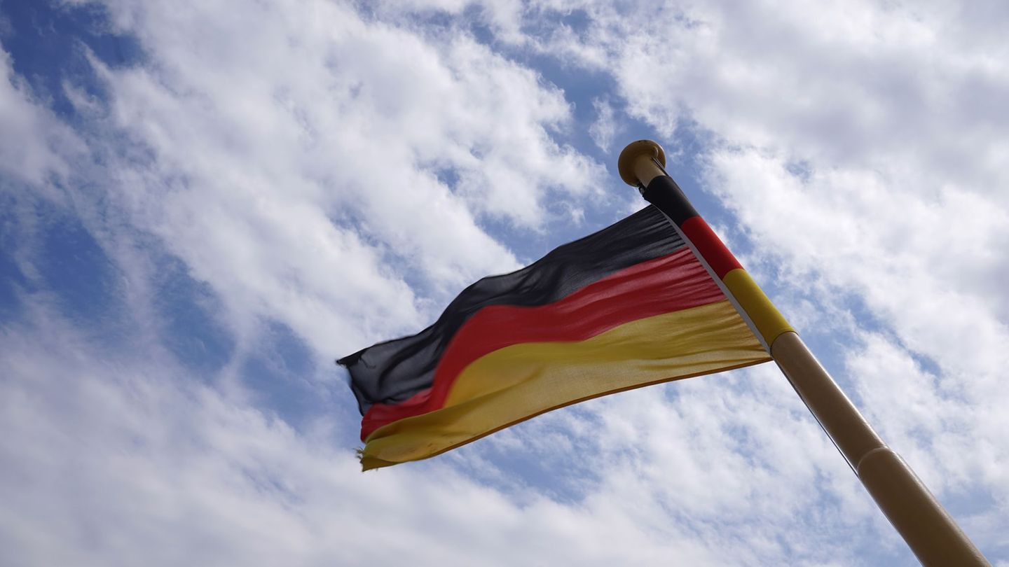 Bisher durften Deutsche mit Wohnsitz im Ausland auf Schiffen nicht die Bundesflagge hissen. (Symbolbild) Foto: Marcus Brandt/dpa