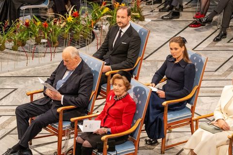 König Harald und Königin Sonja (vorne) und Haakon, Ingrid Alexandra und Mette-Marit (hinten) in Oslo.