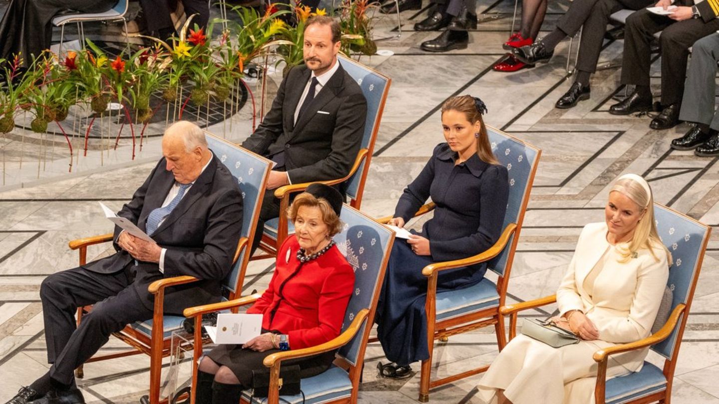 König Harald und Königin Sonja (vorne) und Haakon, Ingrid Alexandra und Mette-Marit (hinten) in Oslo.