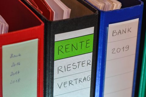 Der BGH hat eine Klausel in einem fondsgebundenen Riester-Vertrag geprüft. (Symbolbild) Foto: Patrick Pleul/dpa-Zentralbild/ZB