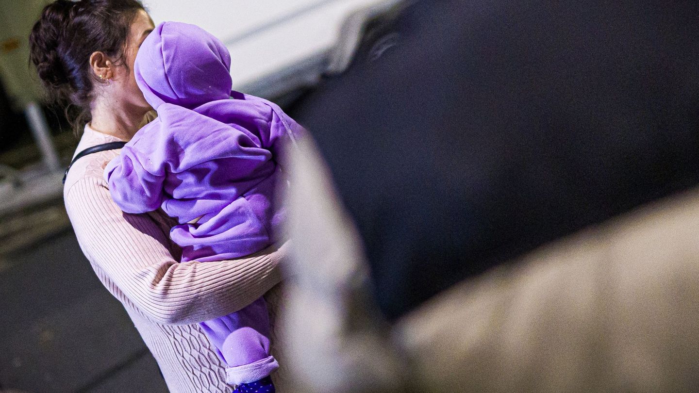 Für Frauen gelten unter der Taliban-Herrschaft große Freiheitsbeschränkungen. (Archivfoto) Foto: Moritz Frankenberg/dpa