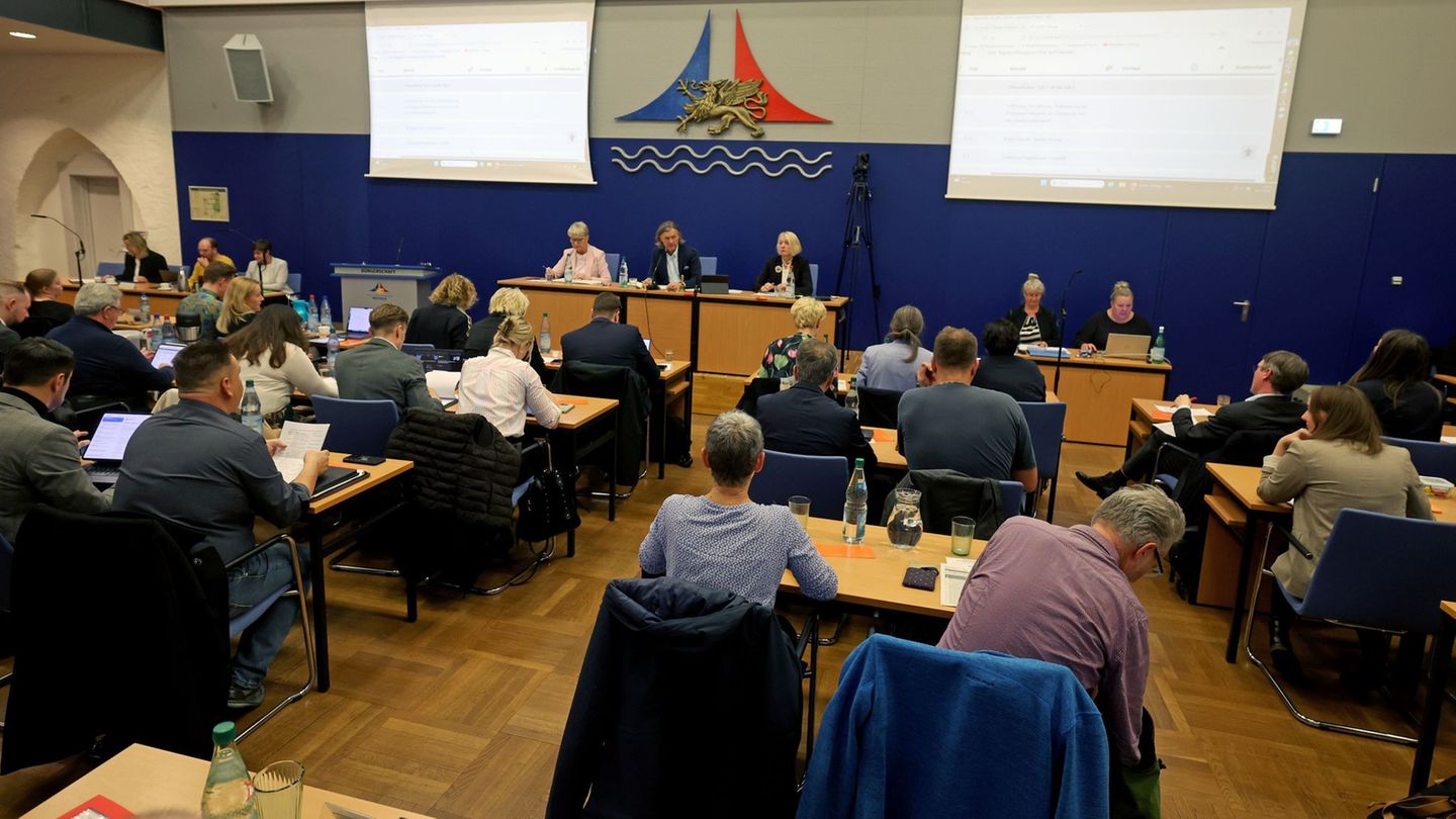 Die Rostocker Bürgerschaft debattiert erst im Januar über den Doppelhaushalt 2026/2027. Foto: Bernd Wüstneck/dpa