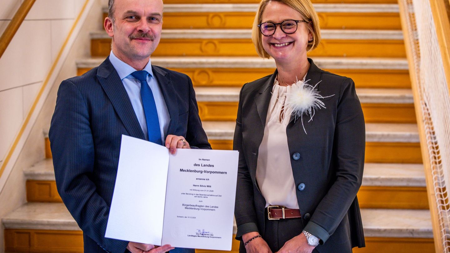 Silvio Witt tritt am 1. Januar 2026 das Amt des Bürgerbeauftragten Mecklenburg-Vorpommerns an. Die Ernennungsurkunde hat er scho