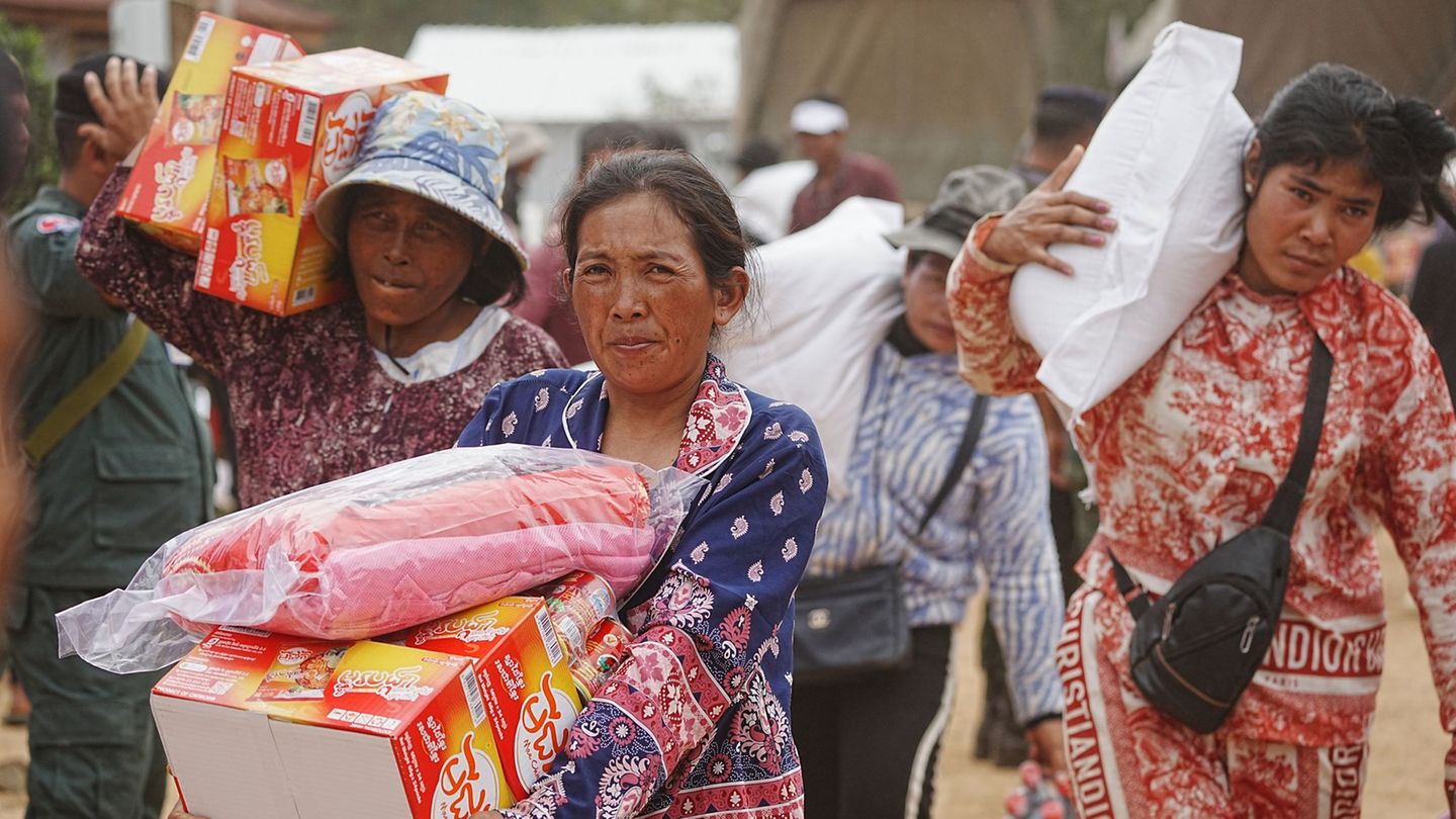 Evakuierte haben in der Provinz Oddar Meanchey im Norden Kambodschas Lebensmittel erhalten. Foto: Heng Sinith/AP/dpa