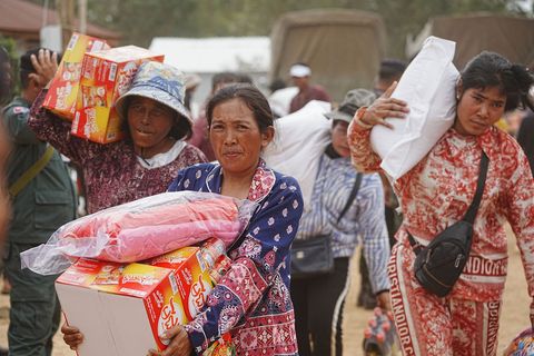 Evakuierte haben in der Provinz Oddar Meanchey im Norden Kambodschas Lebensmittel erhalten. Foto: Heng Sinith/AP/dpa
