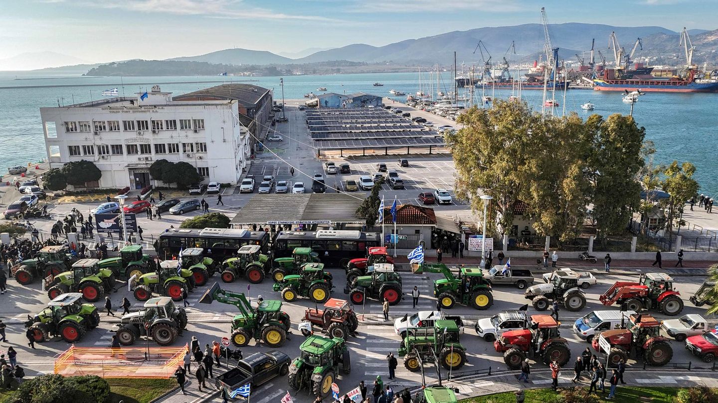 Volos, Griechenland. Dieses Luftbild zeigt Bauern, die im Rahmen einer Demonstration den Passagierhafen der zentralgriechischen Stadt lahmlegen. Seit Ende November 2025 blockieren Tausende griechische Bauern auf Autobahnen, vorwiegend im Zentrum und Norden des Landes, um einen schnelleren Zugang zu EU-Subventionen zu bekommen, die sich aufgrund laufender Ermittlungen wegen millionenschweren Betrugs verzögern