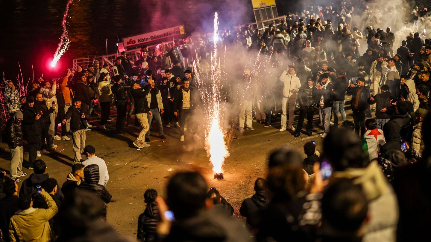 Menschen zünden in der Böllerverbotszone in der Düsseldorfer Altstadt Feuerwerk. (Archivfoto) Foto: Christoph Reichwein/dpa