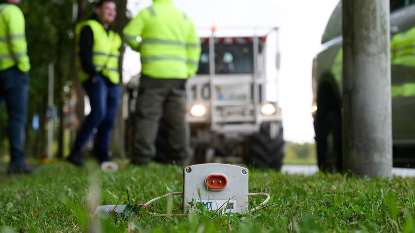Sogenannte Geophone sollen Schallwellen, die von den Vibrationen der Spezialfahrzeuge erzeugt werden, aufzeichnen. Damit soll ei