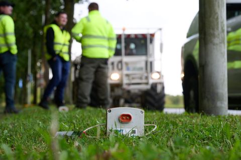 Sogenannte Geophone sollen Schallwellen, die von den Vibrationen der Spezialfahrzeuge erzeugt werden, aufzeichnen. Damit soll ei