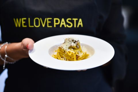 Köchin mit einem Teller Pasta