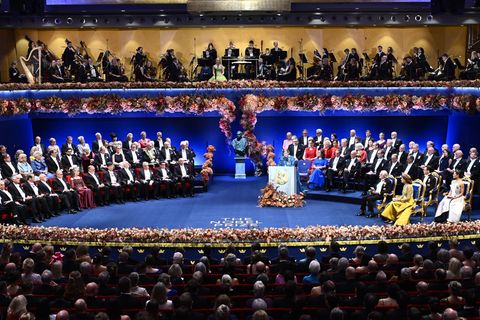 Eine besondere Feier für die Nobelpreisträger, die auf der Bühne aufgereiht in der vorderen linken Reihe sitzen. Foto: Anders Wi