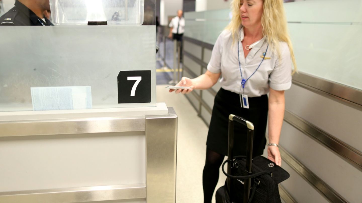 Reisende am Flughafen Miami