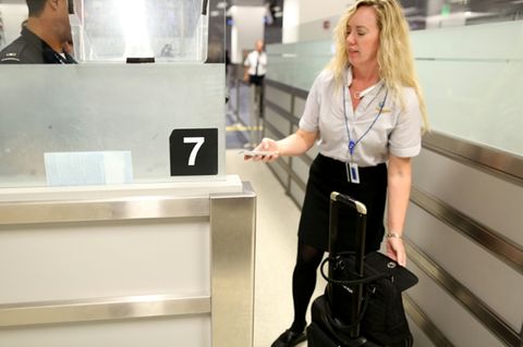 Reisende am Flughafen Miami