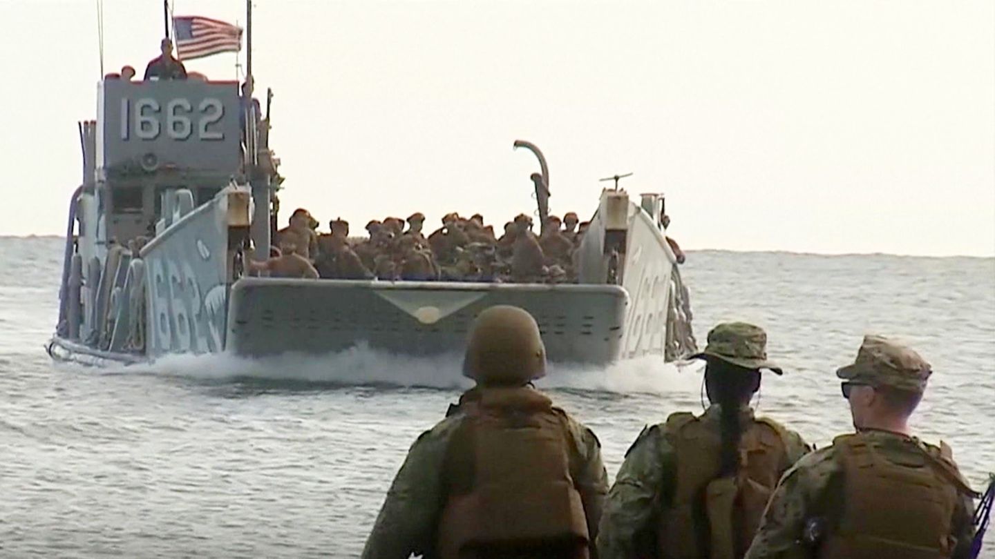 Konflikt-mit-Venezuela-Hier-l-dt-die-US-Armee-Kriegsausr-stung-in-der-Karibik-ab