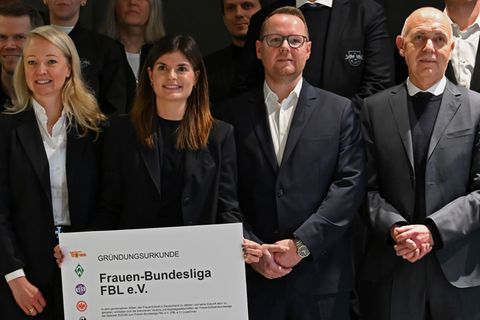 Mit auf dem Gruppenfoto: DFB-Präsident Bernd Neuendorf. Foto: Michael Brandt/dpa