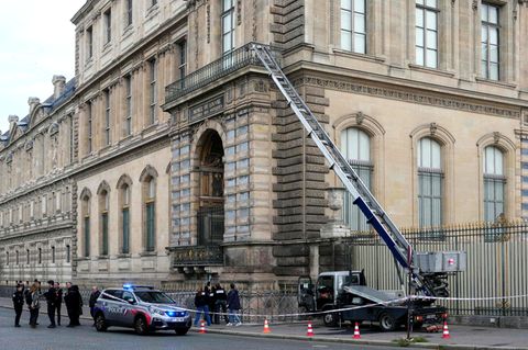 Polizisten stehen neben einem Möbelaufzug, mit dem Einbrecher in das Louvre-Museum eindrangen