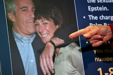Ein Foto von Jeffrey Epstein und Ghislaine Maxwell