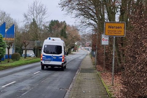Die Polizei war an einer Berufsschule im Norden Nordrhein-Westfalens an der Grenze zu Niedersachsen im Einsatz. Foto: Michael Ne