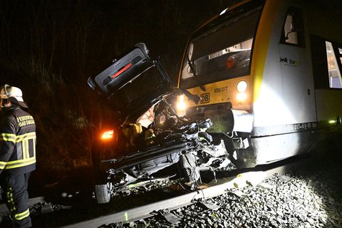 Der Autofahrer starb bei dem Unglück. Foto: Stein/swd-medien/dpa