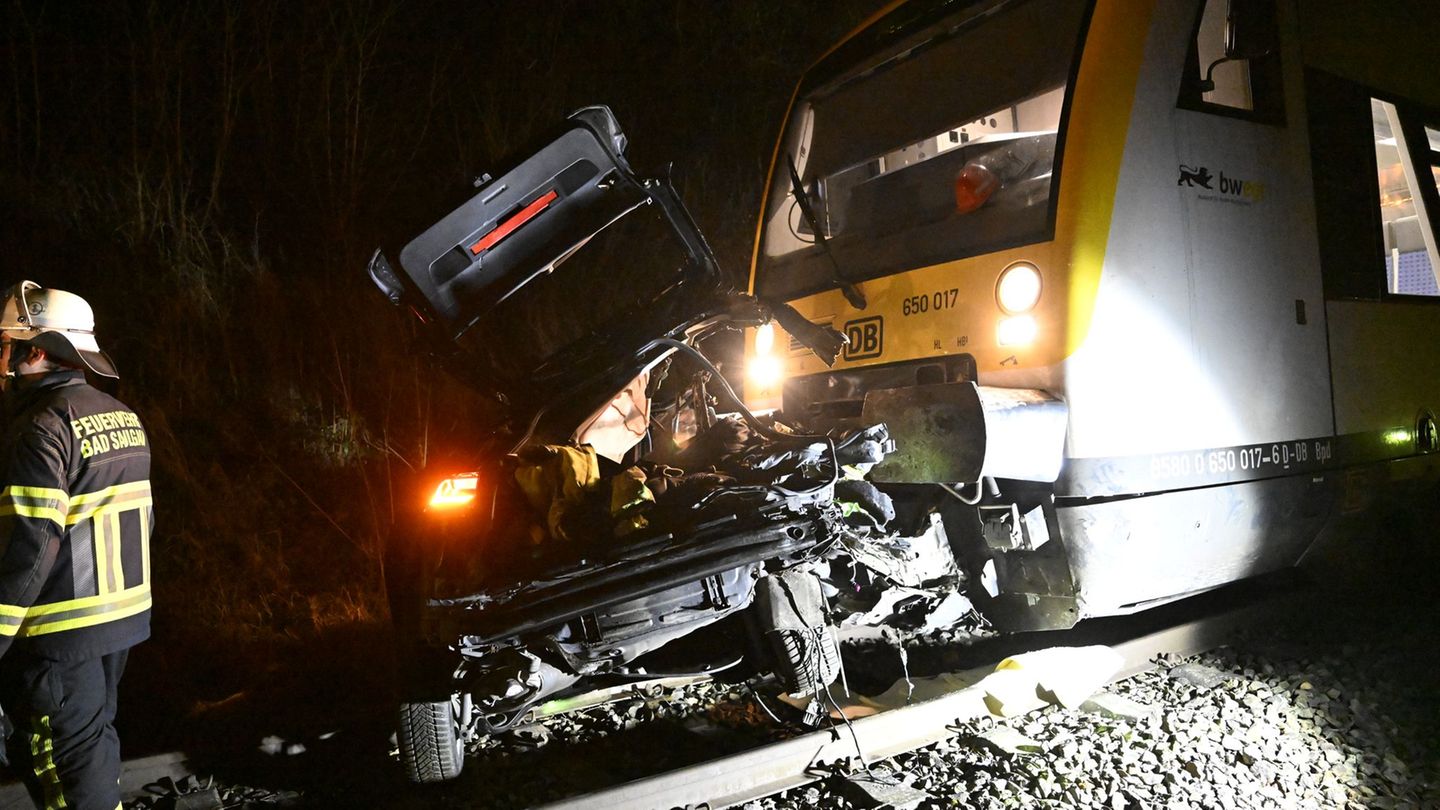 Unf-lle-Auto-an-Bahn-bergang-von-Zug-erfasst-Fahrer-stirbt