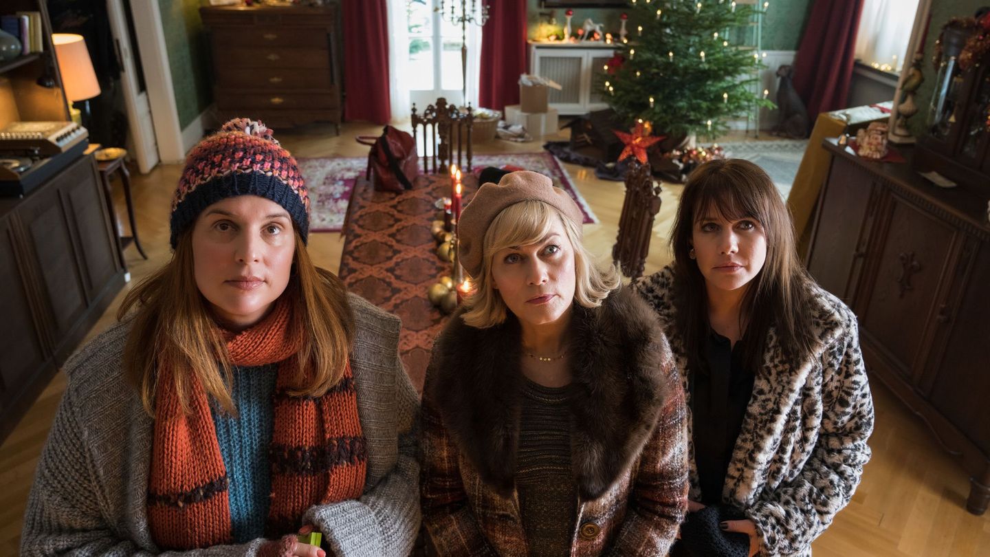 Noch schauen die "Weihnachtstöchter" (von links:) Katarina (Elena Uhlig), Regina (Gesine Cukrowski), Diana (Felicitas Woll) andächtig zum Porträt ihres verstorbenen Vaters, eines Großbäckers, hoch. Doch das Gezänke folgt sogleich.