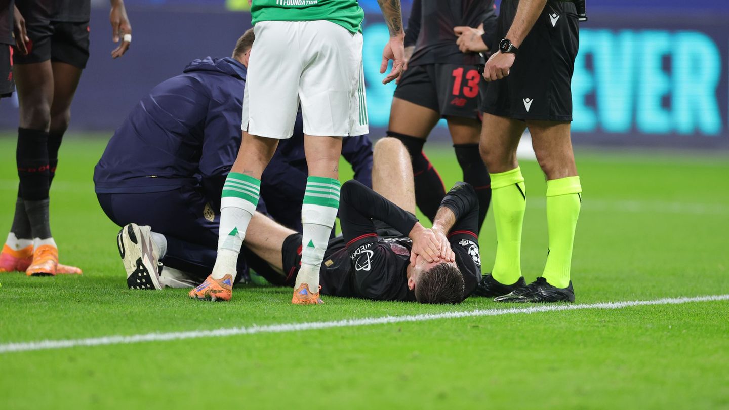 Leverkusens Patrik Schick muss nach einem Foul behandelt werden. Foto: Rolf Vennenbernd/dpa