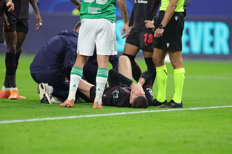 Leverkusens Patrik Schick muss nach einem Foul behandelt werden. Foto: Rolf Vennenbernd/dpa