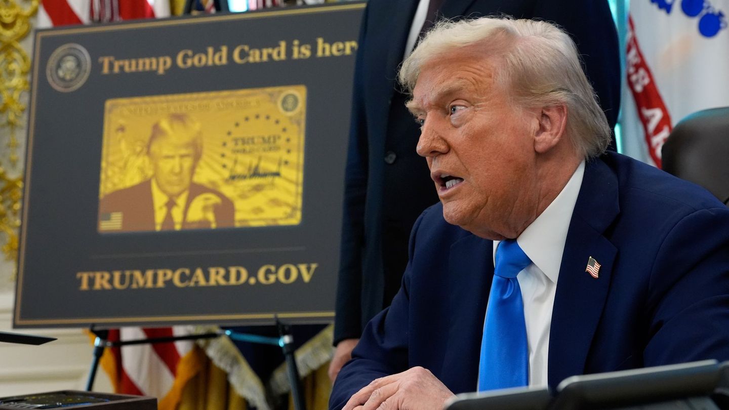 Das Konterfei des Präsidenten ist auch auf der "Trump Gold Card" zu sehen. Foto: Alex Brandon/AP/dpa